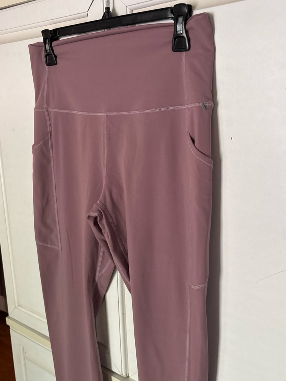 High-Rise Mauve Leggings with Side Pockets - Picture 2 of 8